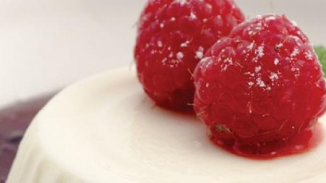 Budino di limone con salsa ai frutti di bosco