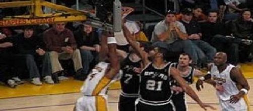 Tim Duncan in azione contro i Los Angeles Lakers