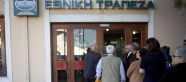 Cittadini greci in coda fuori dalle banche Cittadini greci in coda fuori dalle banche