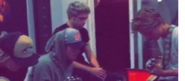 Justin Bieber, Niall Horan e Cody Simpson juntos. Justin Bieber, Niall Horan e Cody Simpson juntos.