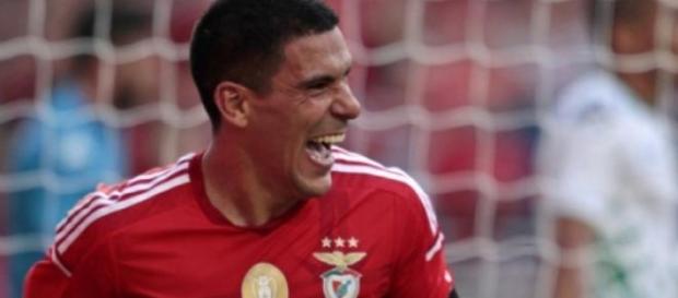 Maxi Pereira deixou o Benfica pelo rival. Maxi Pereira deixou o Benfica pelo rival.