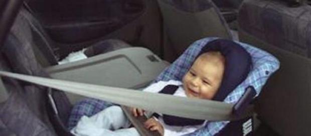 O bebé estava trancado no carro a suar. O bebé estava trancado no carro a suar.
