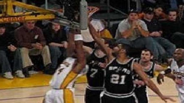 Tim Duncan in azione contro i Los Angeles Lakers