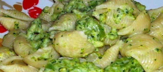 Conchiglie con broccoli e acciughe. Conchiglie con broccoli e acciughe.