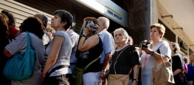 Fila de ahorrantes en los bancos de Atenas. Fila de ahorrantes en los bancos de Atenas.
