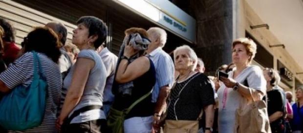 Fila en los bancos de Atenas. Fila en los bancos de Atenas.