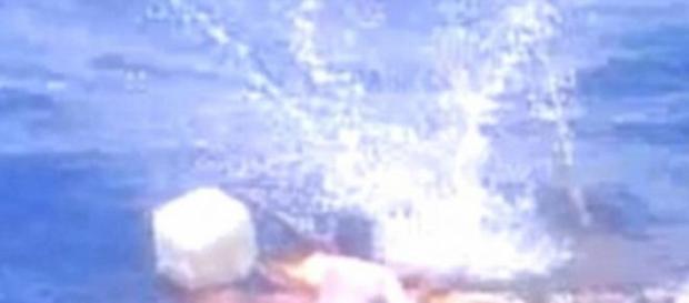 Hombre busca subir a bote en medio de disparos Hombre busca subir a bote en medio de disparos