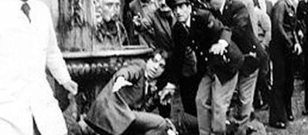 La bomba era nascosta in un cestino portarifiuti. La bomba era nascosta in un cestino portarifiuti.