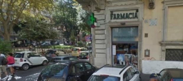 La farmacia di piazza Cairoli a Roma, rapinata La farmacia di piazza Cairoli a Roma, rapinata
