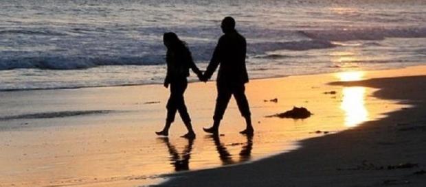 Pareja paseando en la playa Pareja paseando en la playa