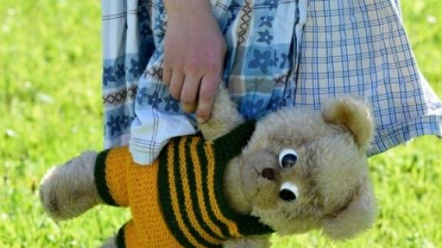 Bimba di 2 anni dimenticata in auto