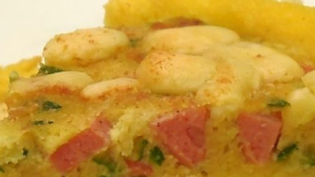 La torta di polenta con pancetta e funghi