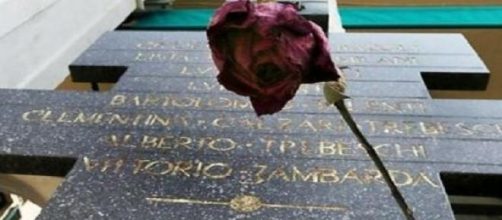 La stele in Piazza Loggia con i nomi dei caduti