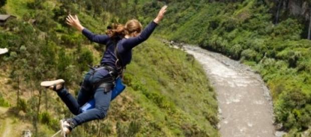 A jovem morreu a fazer bungee-jumping. A jovem morreu a fazer bungee-jumping.