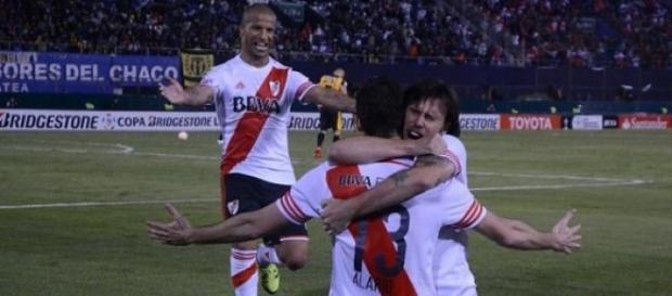 Cavenaghi y Sánchez saludan a Alario por su gol Cavenaghi y Sánchez saludan a Alario por su gol