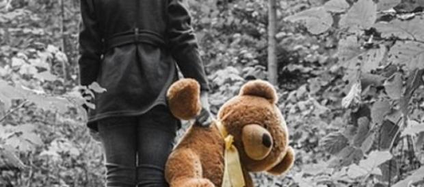 Femeia a furat o jucărie de ziua fiului ei. Femeia a furat o jucărie de ziua fiului ei.