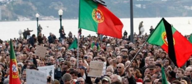 In Portogallo si manifesta contro l'austerità In Portogallo si manifesta contro l'austerità