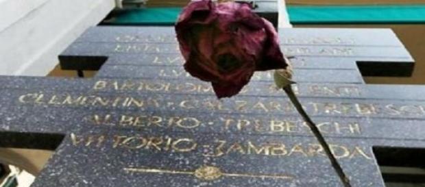 La stele in Piazza Loggia con i nomi dei caduti La stele in Piazza Loggia con i nomi dei caduti