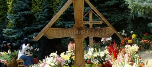 Oamenii se roagă la mormântul profetului Oamenii se roagă la mormântul profetului