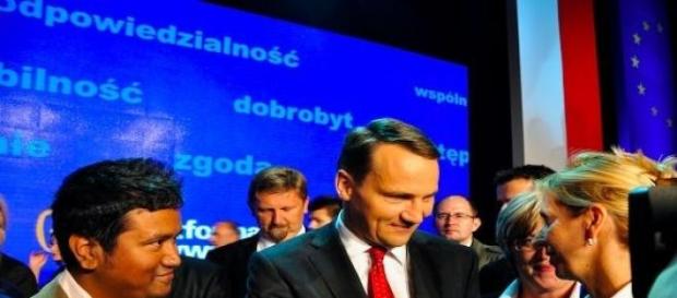 Radosław Sikorski zaskoczył swoją rezygnacją Radosław Sikorski zaskoczył swoją rezygnacją