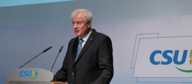 Seehofer - Erfolgsmeldungen fehlen seit Monaten. Seehofer - Erfolgsmeldungen fehlen seit Monaten.