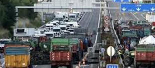 Blocage de l'autoroute par des éleveurs en colère Blocage de l'autoroute par des éleveurs en colère