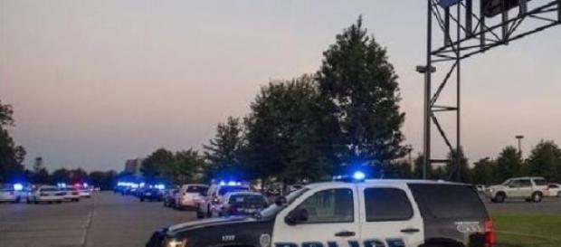 Poliția din Lafayette aflată la locul atacului Poliția din Lafayette aflată la locul atacului