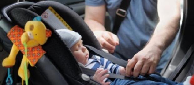 Si-a uitat fetiță de doi ani în mașină Si-a uitat fetiță de doi ani în mașină