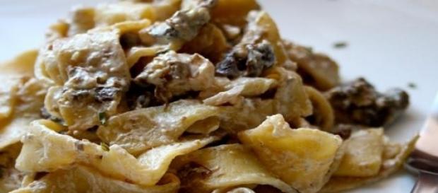 Tagliatelle con fegatini di pollo e panna. Tagliatelle con fegatini di pollo e panna.