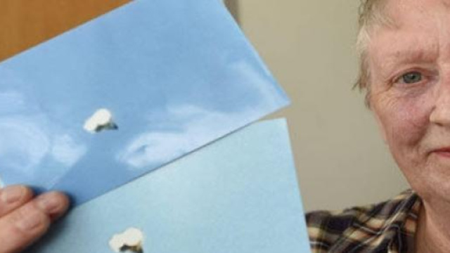 Sandra Stuteley con le foto dell'UFO