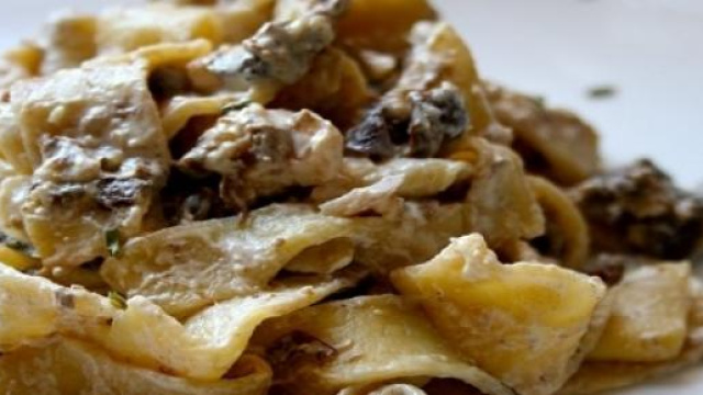 Tagliatelle con fegatini di pollo e panna.