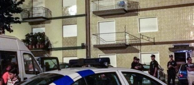 Homem baleou ex-mulher e filho à porta de casa Homem baleou ex-mulher e filho à porta de casa