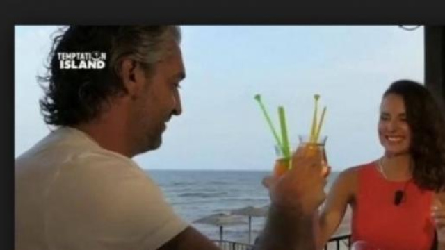 Marta e Mauro durante un aperitivo 