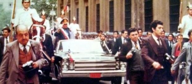 Augusto Pinochet en un coche Augusto Pinochet en un coche
