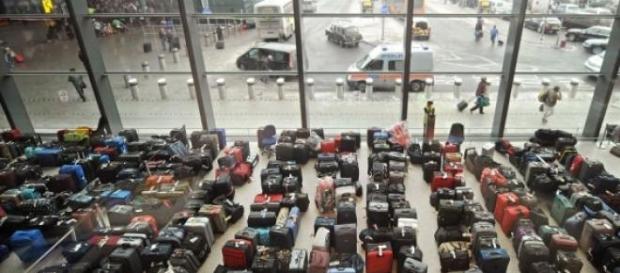 Maletas en un aterminal de aeropuerto Maletas en un aterminal de aeropuerto