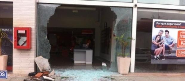 Ataque de fúria foi fotografado por curiosos Ataque de fúria foi fotografado por curiosos