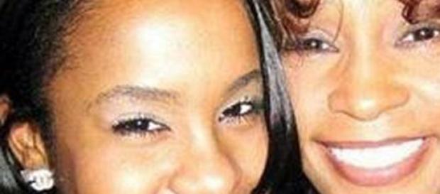 Bobbi Kristina Brown con la madre Whitney Houston Bobbi Kristina Brown con la madre Whitney Houston