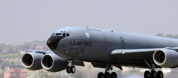 Bombardier aterizând la Baza Aeriană Incirlik Bombardier aterizând la Baza Aeriană Incirlik