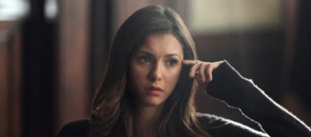 Schauspielerin Nina Dobrev nachdenklich Schauspielerin Nina Dobrev nachdenklich