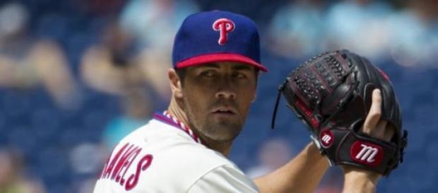 Hamels looks in before throwing the pitch Hamels looks in before throwing the pitch