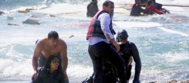 Inmigrantes que llegan a las costas italianas Inmigrantes que llegan a las costas italianas