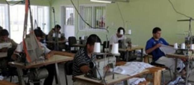 Presos trabajando en un taller Presos trabajando en un taller