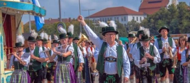 Tradition trifft auf Flüchtlinge. Tradition trifft auf Flüchtlinge.