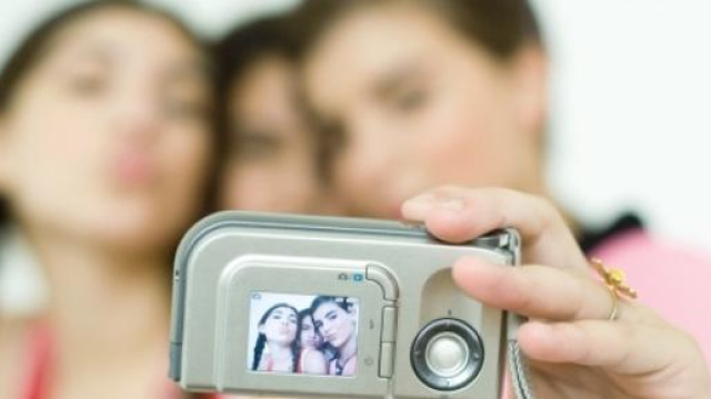 Amiche si scattano un groupie