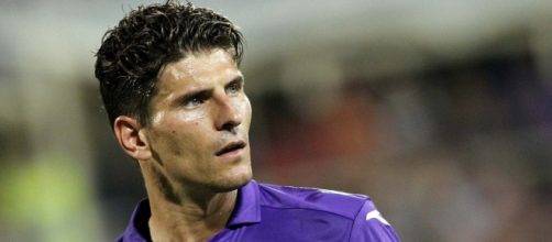 il tedesco, Mario Gomez in maglia Viola. 