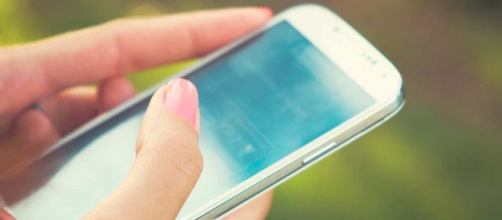Donna usa il proprio smartphone