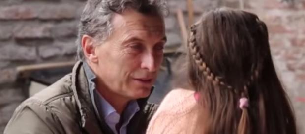 Mauricio Macri forzando contacto con una niña. Mauricio Macri forzando contacto con una niña.