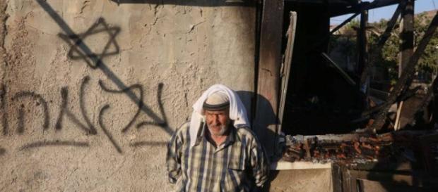Scritte ebree sulle mura della casa incendiata Scritte ebree sulle mura della casa incendiata
