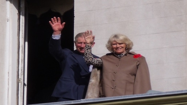 Carlo e Camilla salutano il popolo