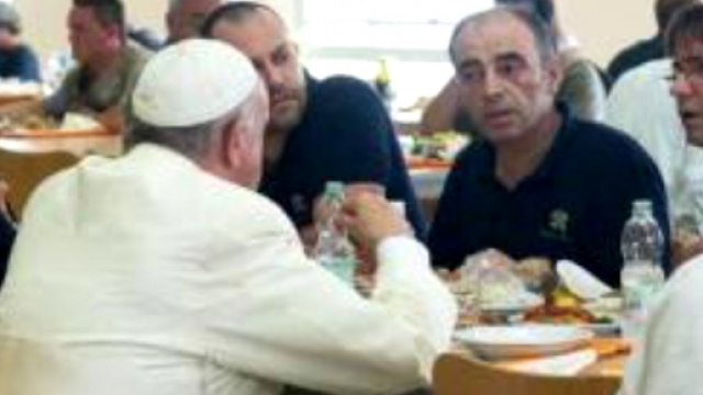 Papa Francesco alla mensa tra impiegati